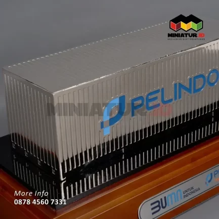 Detail Miniatur Kontainer Pelindo Terminal Petikemas