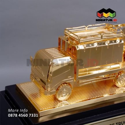 Detail Miniatur Lube Truck PT Wijaya Niaga Karya