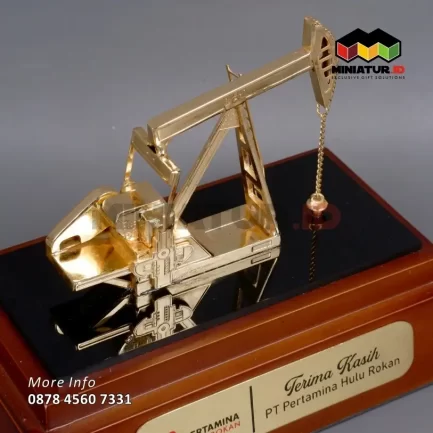 Detail Miniatur Pompa Angguk PT Pertamina Hulu Rokan