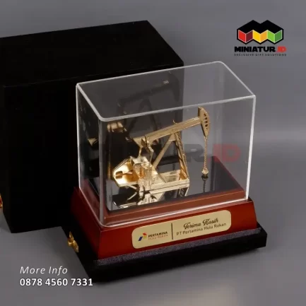 Box Miniatur Pompa Angguk PT Pertamina Hulu Rokan