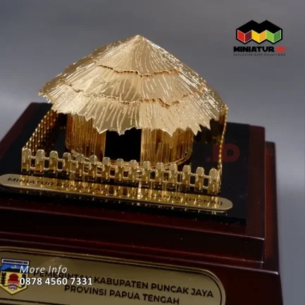 Detail Souvenir Miniatur Bangunan Rumah Adat Suku Lanny Honai