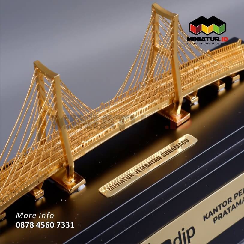 Detail Miniatur Jembatan Suramadu